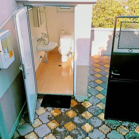 нouse With Cute Little Yard Apartament