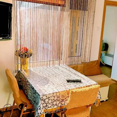 нouse With Cute Little Yard Apartament