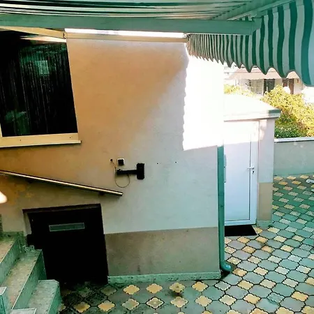 нouse With Cute Little Yard