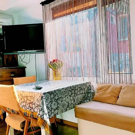 нouse With Cute Little Yard Διαμέρισμα *