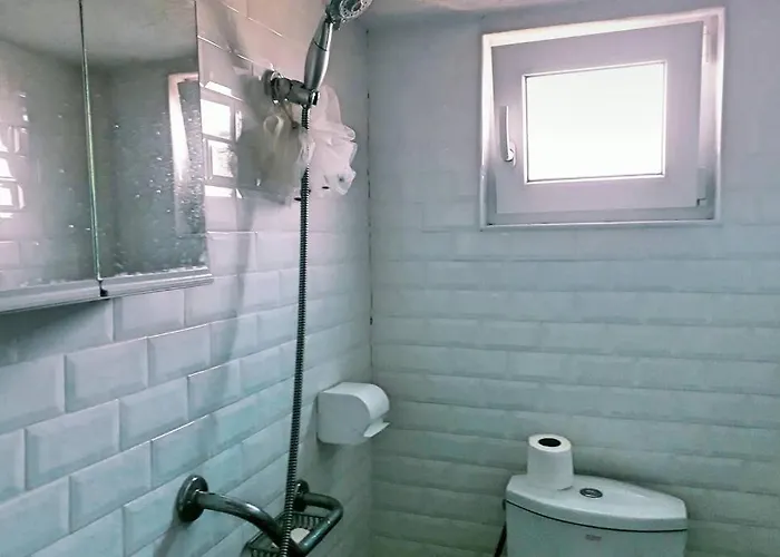 нouse With Cute Little Yard アパート