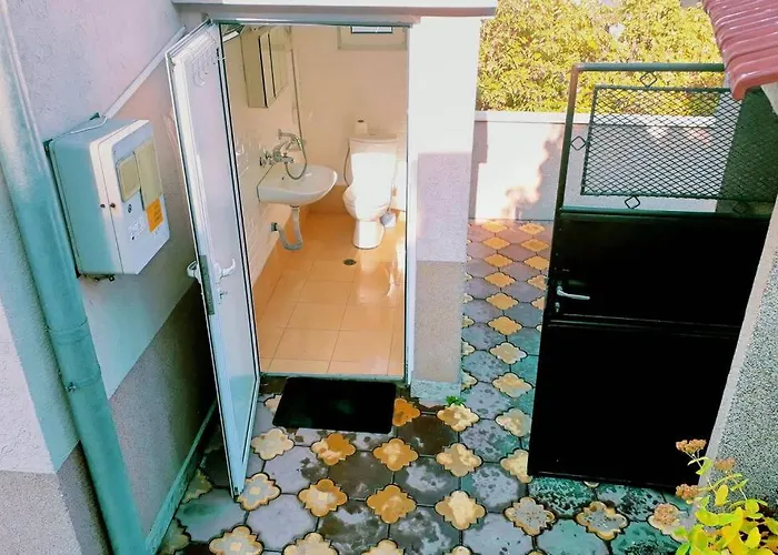 нouse With Cute Little Yard アパート