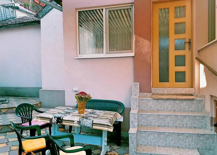 Lejlighed нouse With Cute Little Yard *