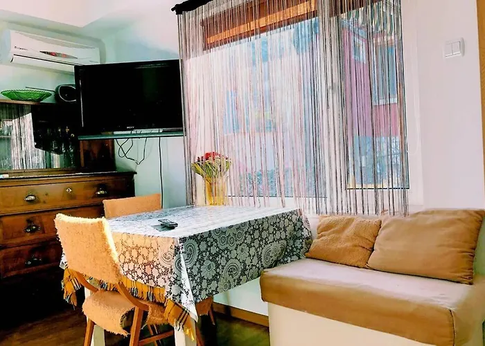 нouse With Cute Little Yard アパート *