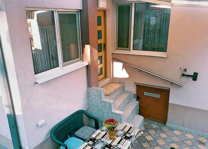 アパート нouse With Cute Little Yard